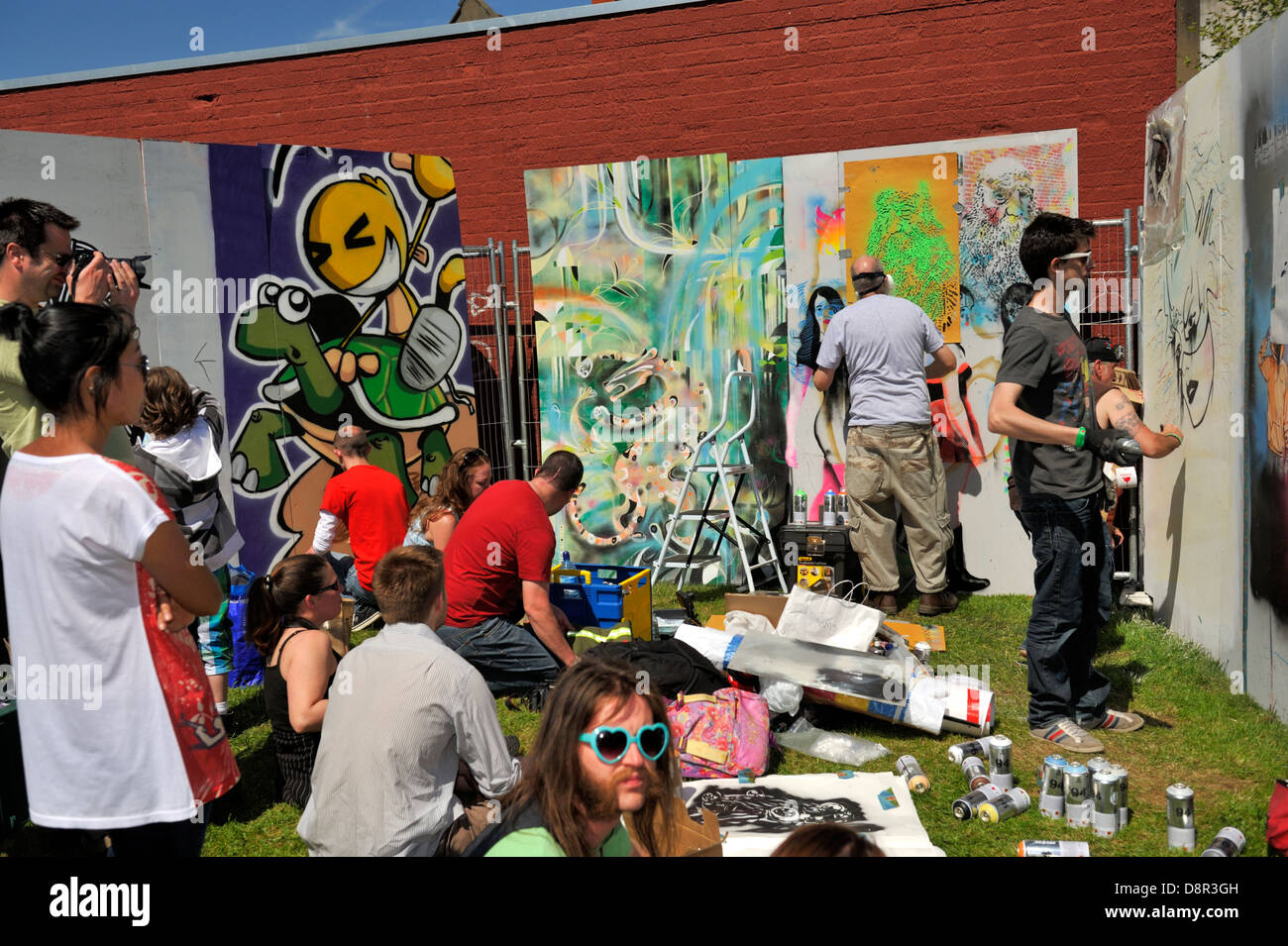 Les gens qui suivent le graffiti artistes au travail, Upfest Festival, Bristol, Royaume-Uni, 2013 Banque D'Images