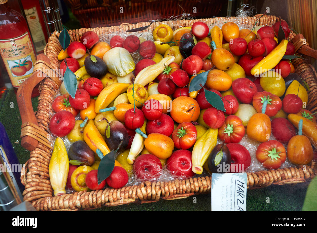 Fruits massepain typiquement sicilienne (frutta martorana), Syracuse, Sicile, Italie Banque D'Images