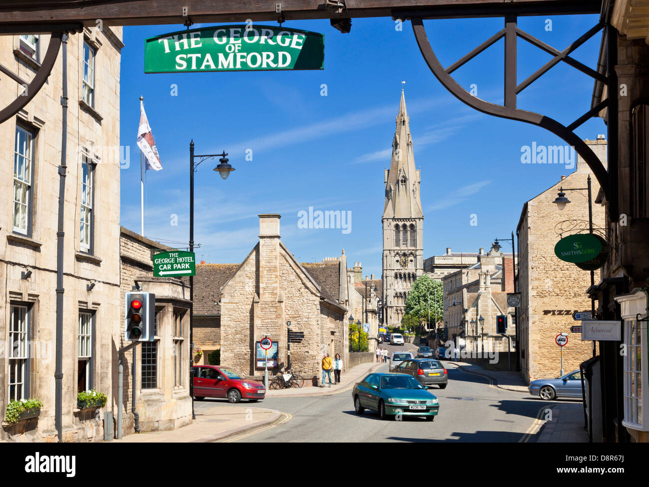 Le point de vue de l'église St Mary à la recherche de l'hôtel George une célèbre ancienne auberge dans Stamford Lincolnshire England UK UE GO Banque D'Images