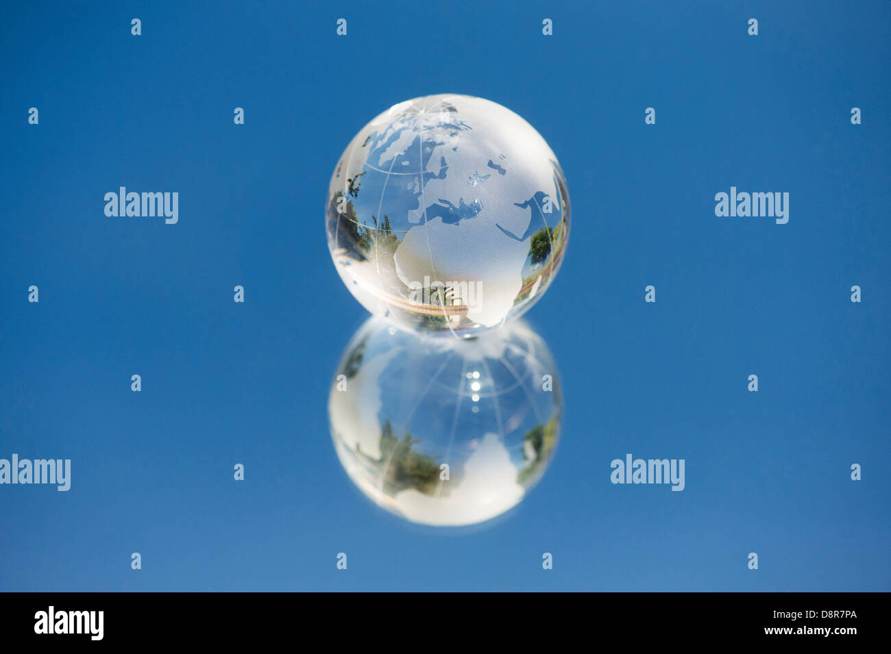 Globe de cristal / masse / monde sur un miroir de ce ciel bleu Banque D'Images