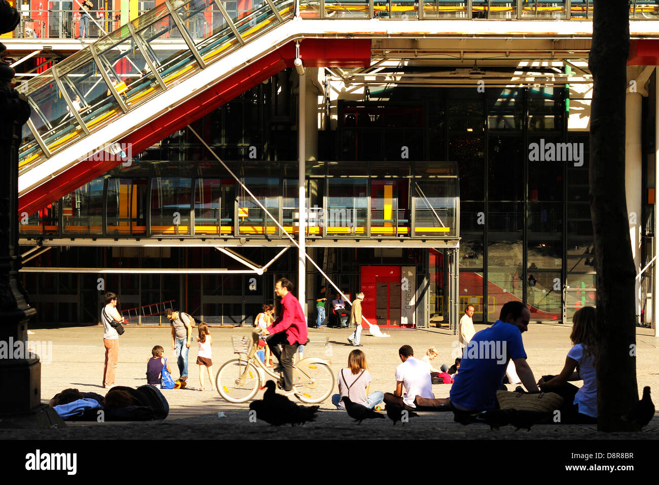 Les gens se détendre à l'ombre d'un célèbre musée d'art moderne de Paris, Centre Pompidou Banque D'Images