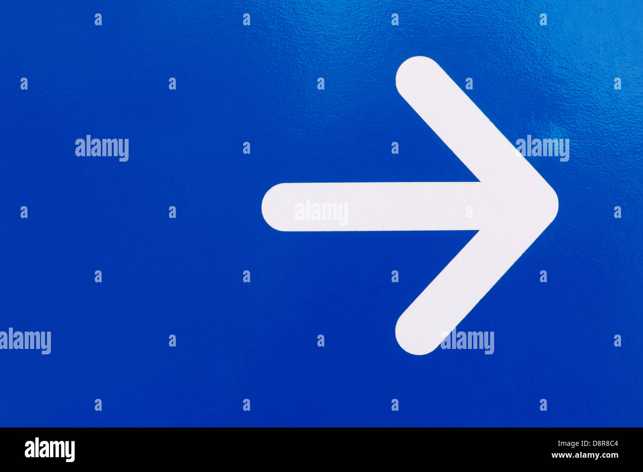 Flèche directionnelle blanc road sign on blue background Banque D'Images