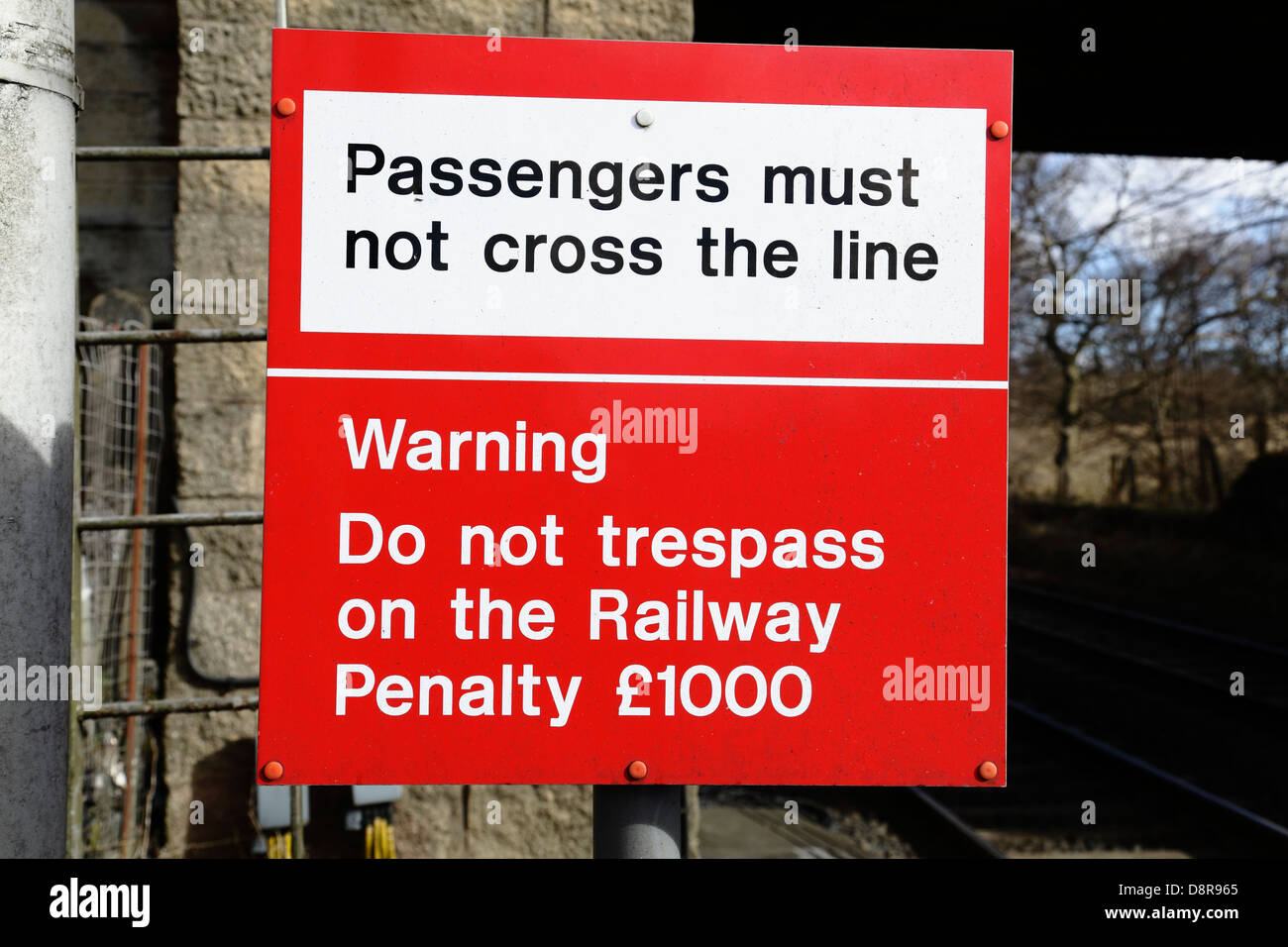 Panneau d'avertissement les passagers ne doivent pas traverser la file d'attente et Avertissement ne pas intrusion sur la pénalité de chemin de fer £1000, Ecosse, Royaume-Uni Banque D'Images