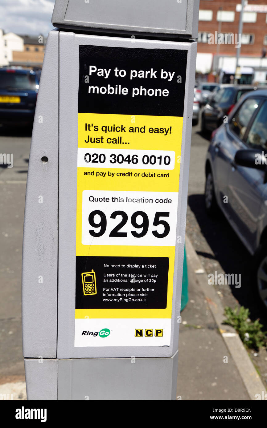 Un panneau parking payant par téléphone portable sur un parmètre dans un parking du centre-ville de Glasgow car Park, Écosse, Royaume-Uni Banque D'Images