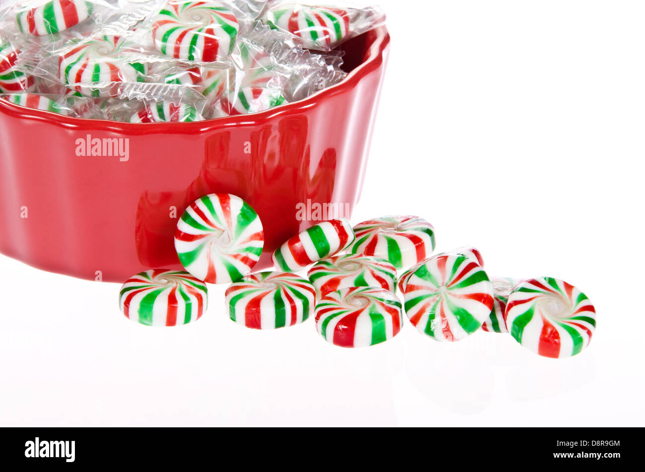 Bonbons menthe rouge et blanc bol sur Banque D'Images