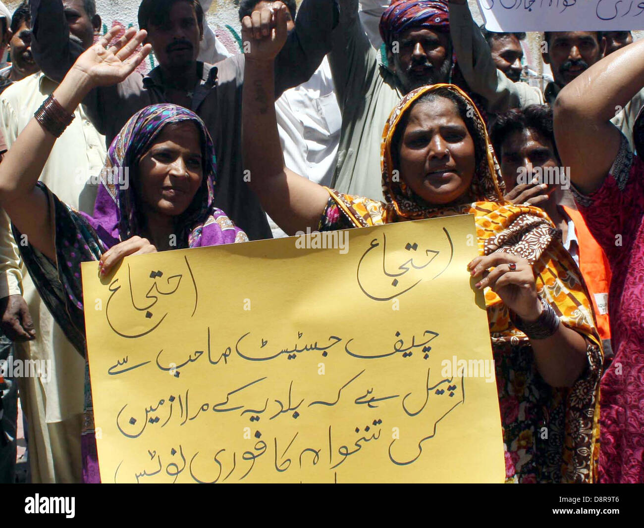 Les employés de corporation municipale protestent contre le non-paiement de leurs salaires au cours d'une manifestation à Karachi press club le Lundi, Juin 03, 2013. Banque D'Images