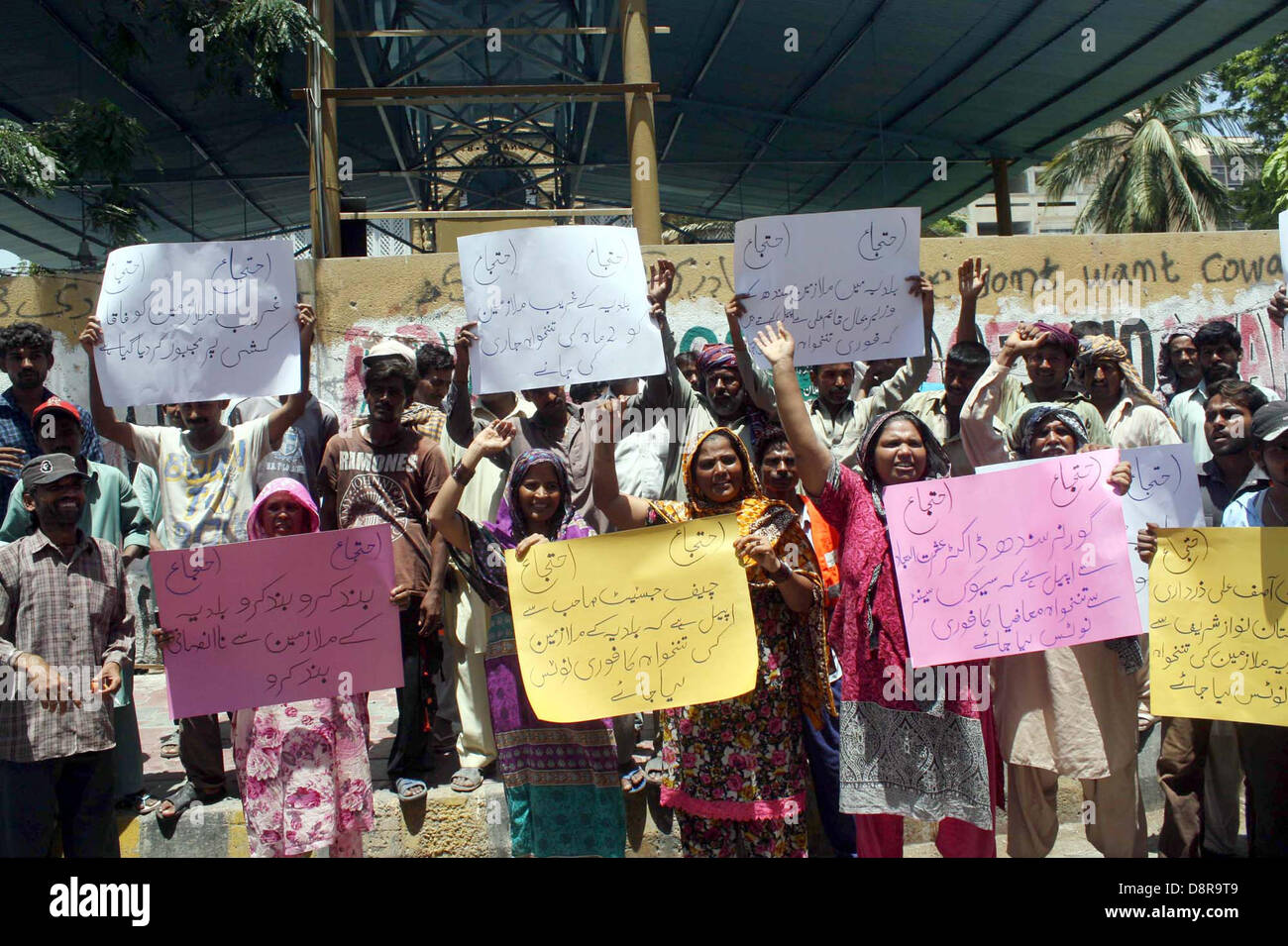 Les employés de corporation municipale protestent contre le non-paiement de leurs salaires au cours d'une manifestation à Karachi press club le Lundi, Juin 03, 2013. Banque D'Images