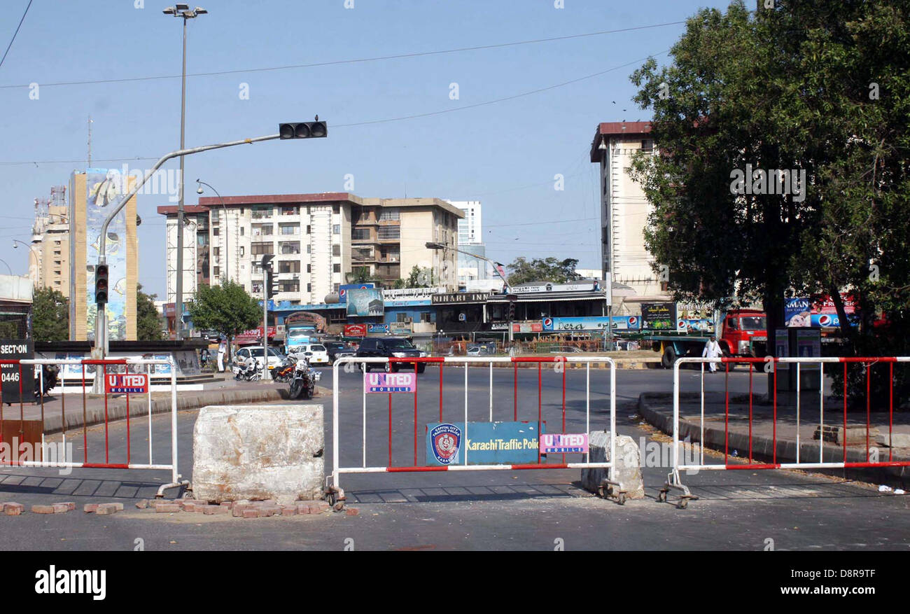 La route mène vers Bilawal Maison vue fermé pour des raisons de sécurité, près de bassin de plaisance dans la région de Clifton Karachi le Lundi, Juin 03, 2013. Banque D'Images