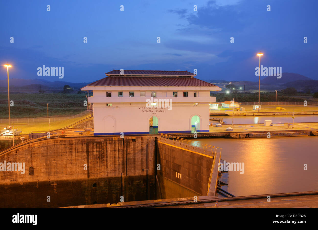 Le Miraflores Locks dans le canal de Panama au coucher du soleil Banque D'Images