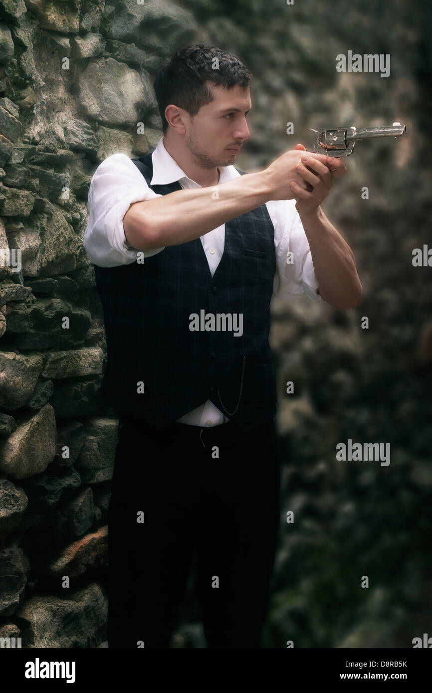 Un homme en vêtements vintage visant avec un fusil Banque D'Images