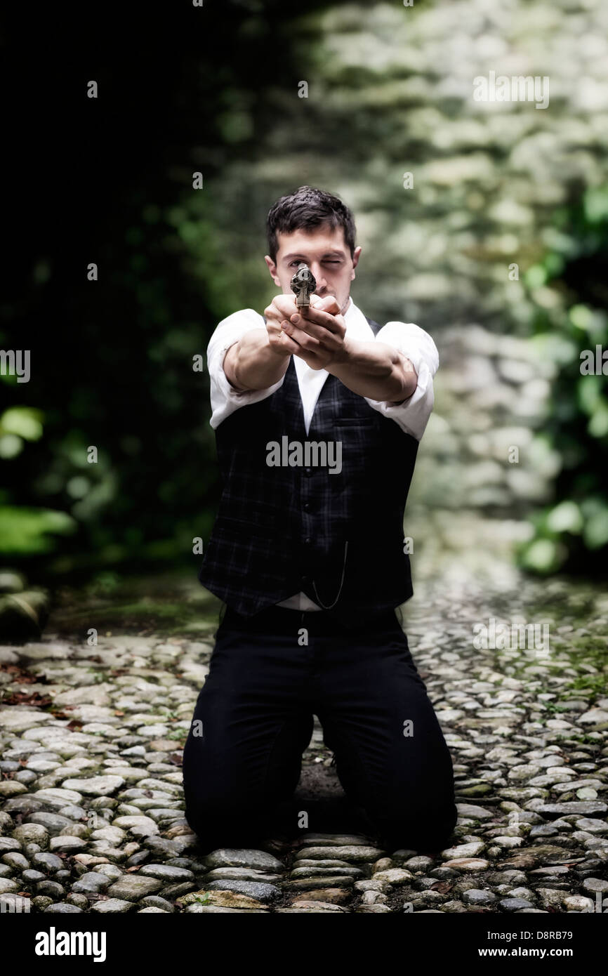 Un homme en vêtements vintage, visant avec un fusil au viewer Banque D'Images