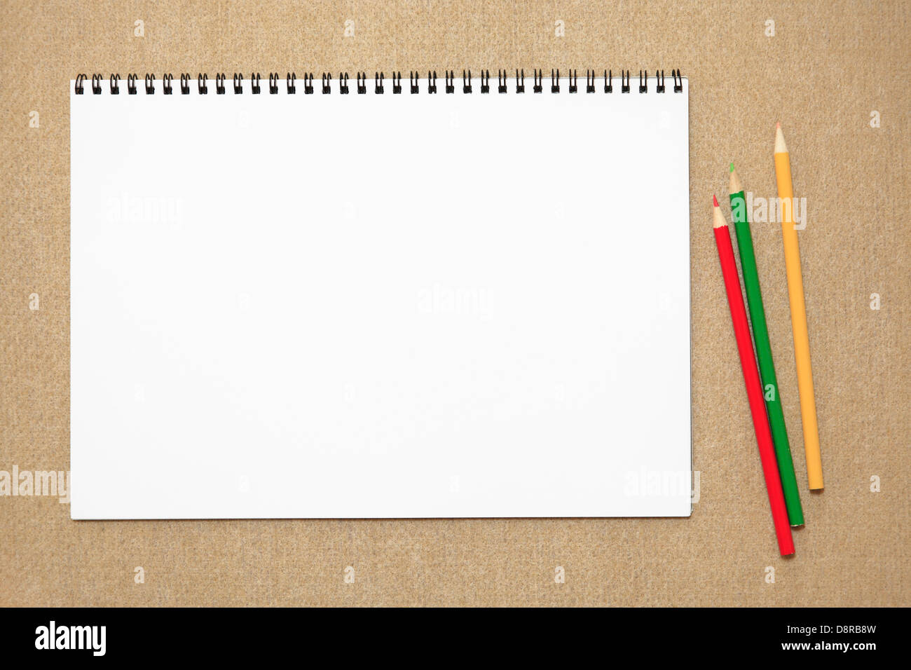 Crayons de couleur et sketchbook Banque D'Images