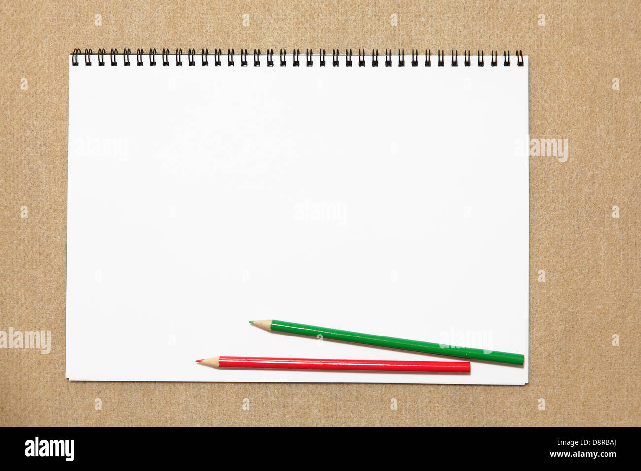 Crayons de couleur et sketchbook Banque D'Images
