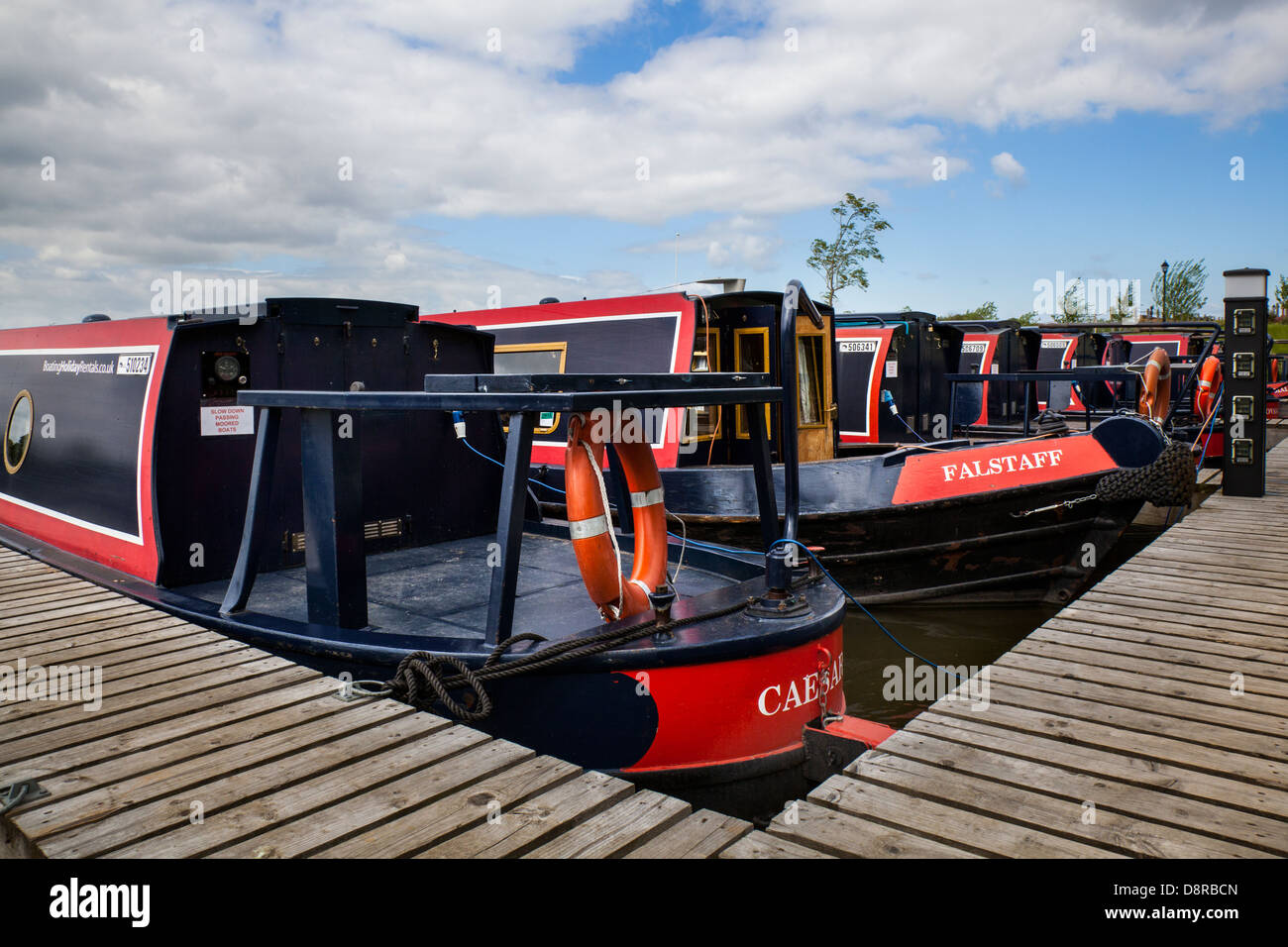 Des rangées de maisons de vacances classiques de Shakespeare nommées bateaux amarrés sur le canal Trent et Mersey; amarrages à Mercia Marina, Willington, Derbyshire, Royaume-Uni Banque D'Images