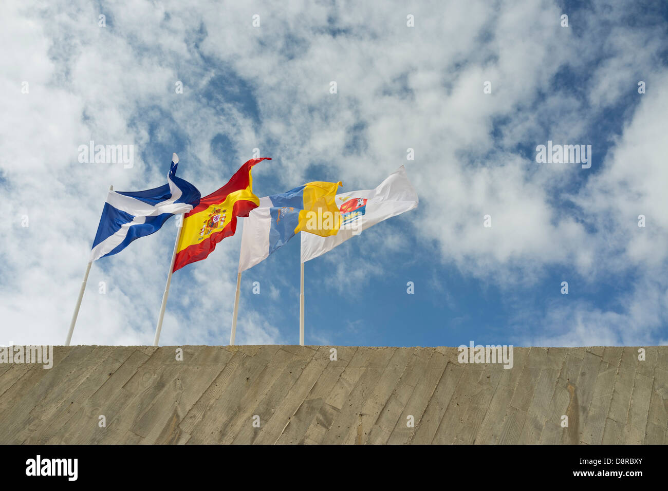 Ténérife, drapeau municipal espagnol, canarien et Adeje volant à l'extérieur du centre de Magma à Las Americas, Ténérife, îles Canaries, Espagne. Banque D'Images