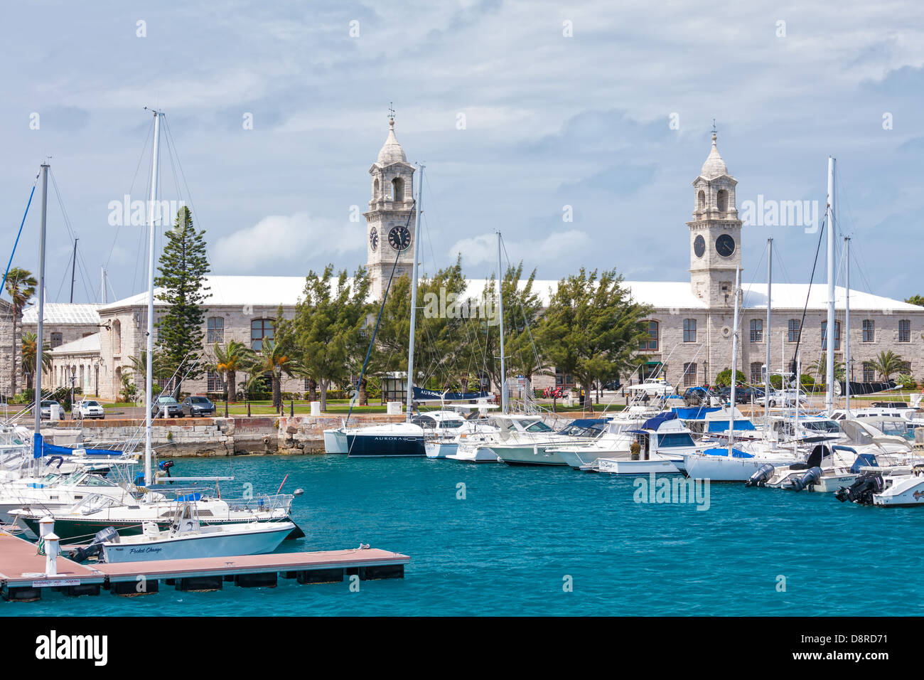 Le bâtiment de l'horloge et la marina au Royal Naval Dockyard, aux Bermudes. Banque D'Images