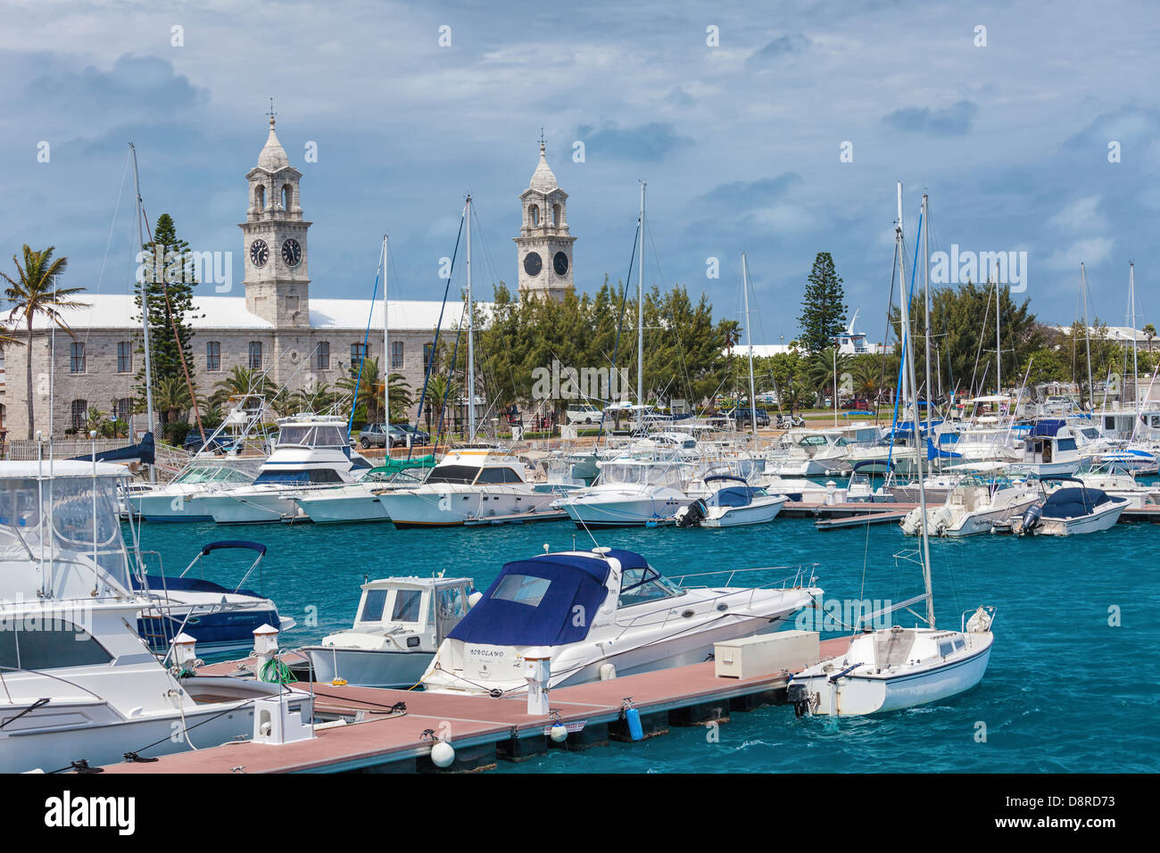 Le bâtiment de l'horloge et la marina au Royal Naval Dockyard, aux Bermudes. Banque D'Images