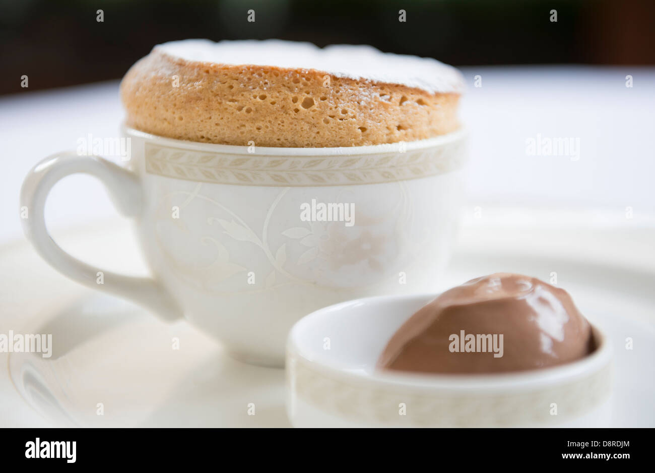 Le caramel chaud, le soufflé au chocolat amer avec un dessert de crème glacée Banque D'Images