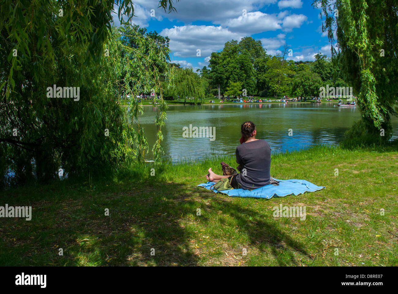 Paris, France, femme de derrière assise seule près du lac dans le Bois de Vincennes, Banque D'Images