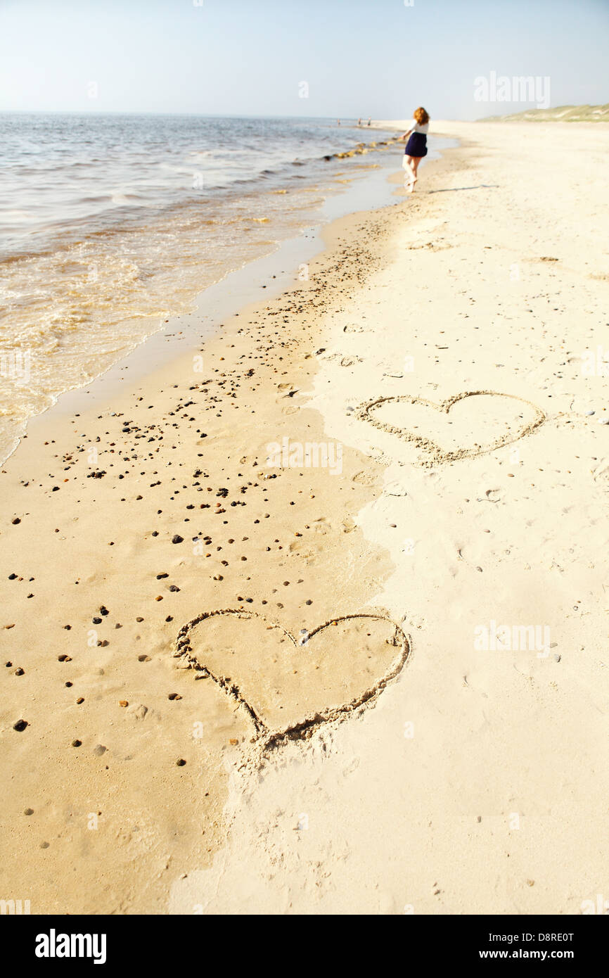 Coeur Dessiné Dans Le Sable Dune Plage Avec Une Fille