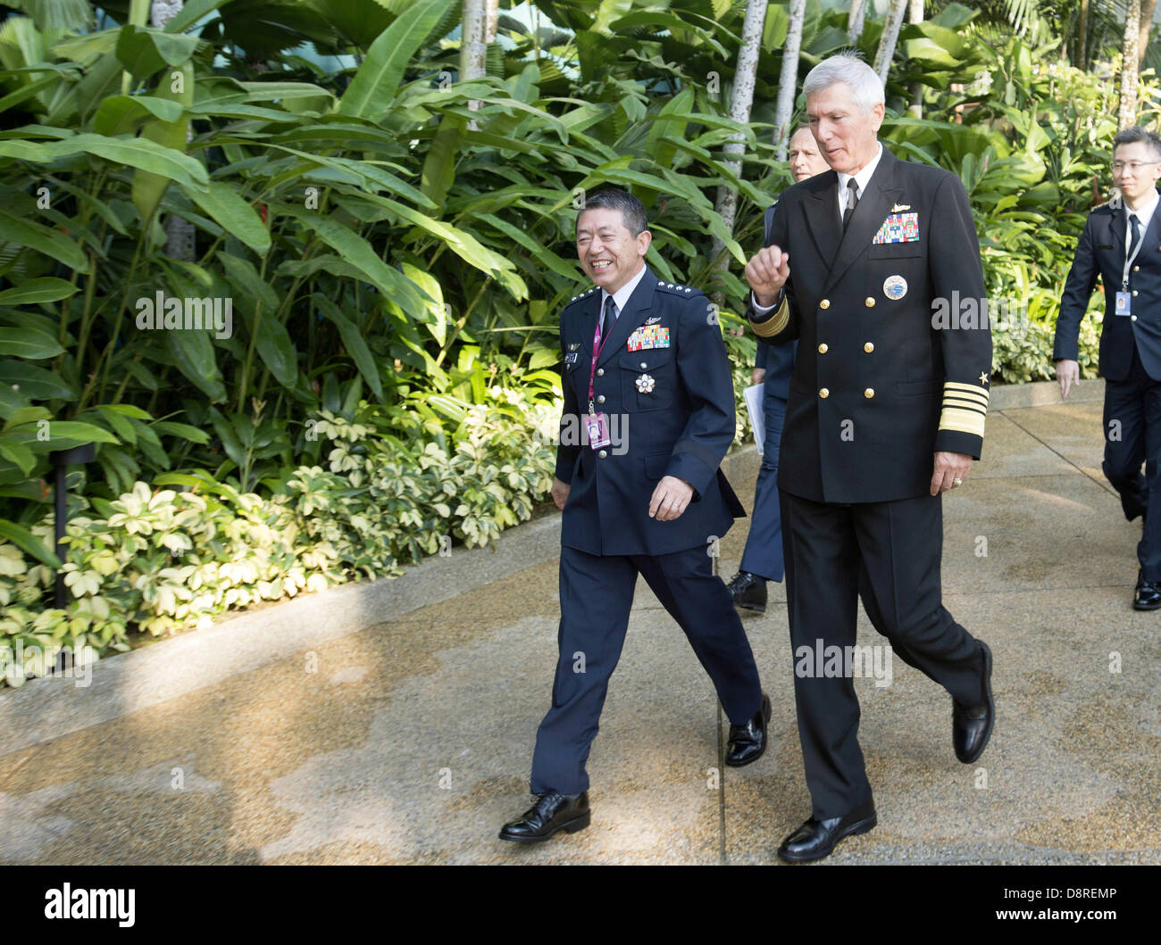 Commandant de l'US Pacific Command Adm. Samuel Locklear III promenades avec le général Shigeru Iwasaki, chef d'état-major interarmées des Forces d'Autodéfense du Japon au cours de leurs discussions bilatérales au dialogue Shangri-La 2 juin 2013 à Singapour. Banque D'Images