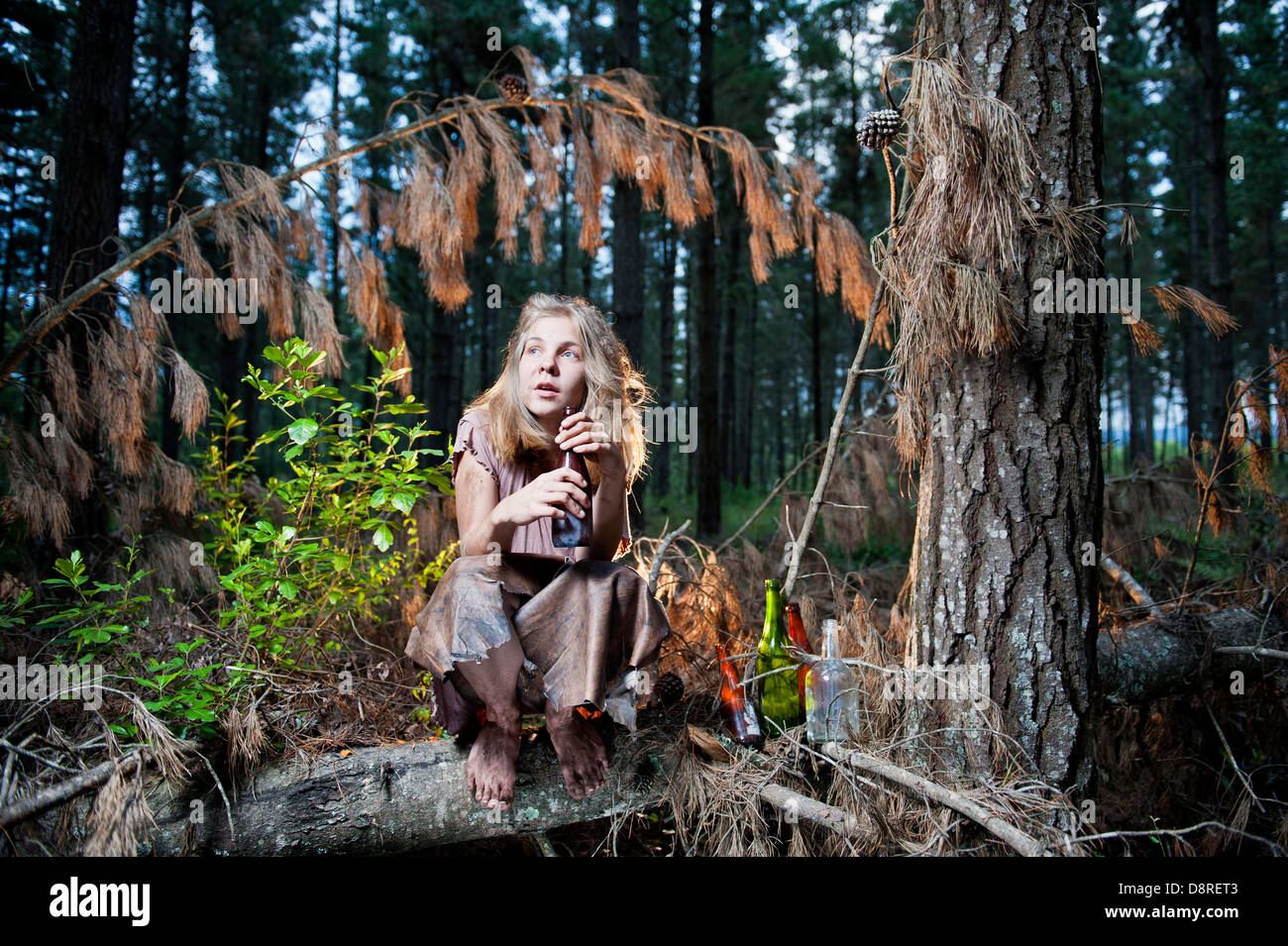 Jeune femme naturelle, pieds nus dans la forêt symbolisant un mode de vie organique. Banque D'Images