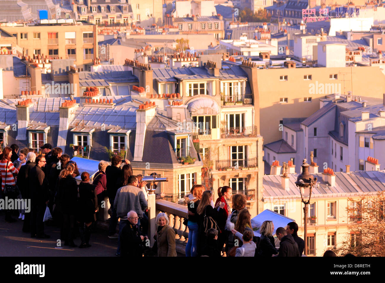 Groupe de touristes à la recherche à Paris le coucher du soleil de Montmartre Banque D'Images
