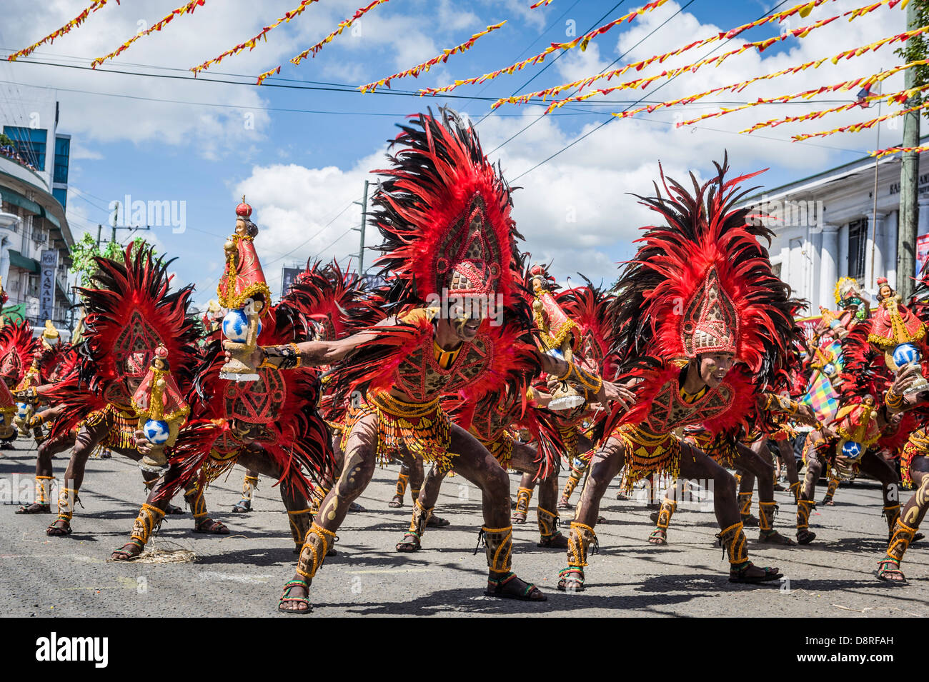 Les participants du concours de danse au cours de la célébration de Dinagyang en hommage à "La Santo Niño', Philippines Banque D'Images