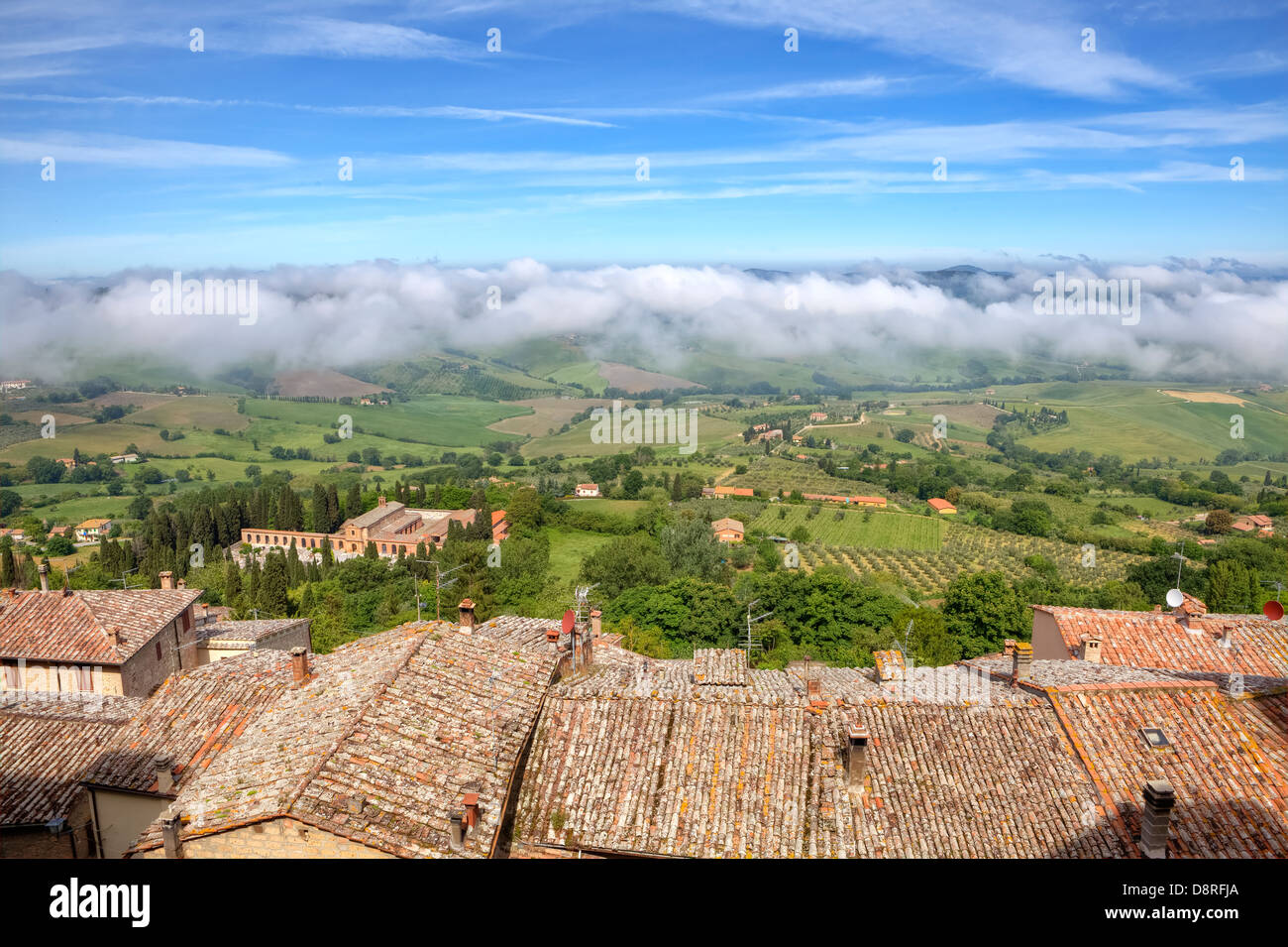 Brouillard dans le Val d'Orcia, vu de Montepulciano, Toscane, Italie Banque D'Images