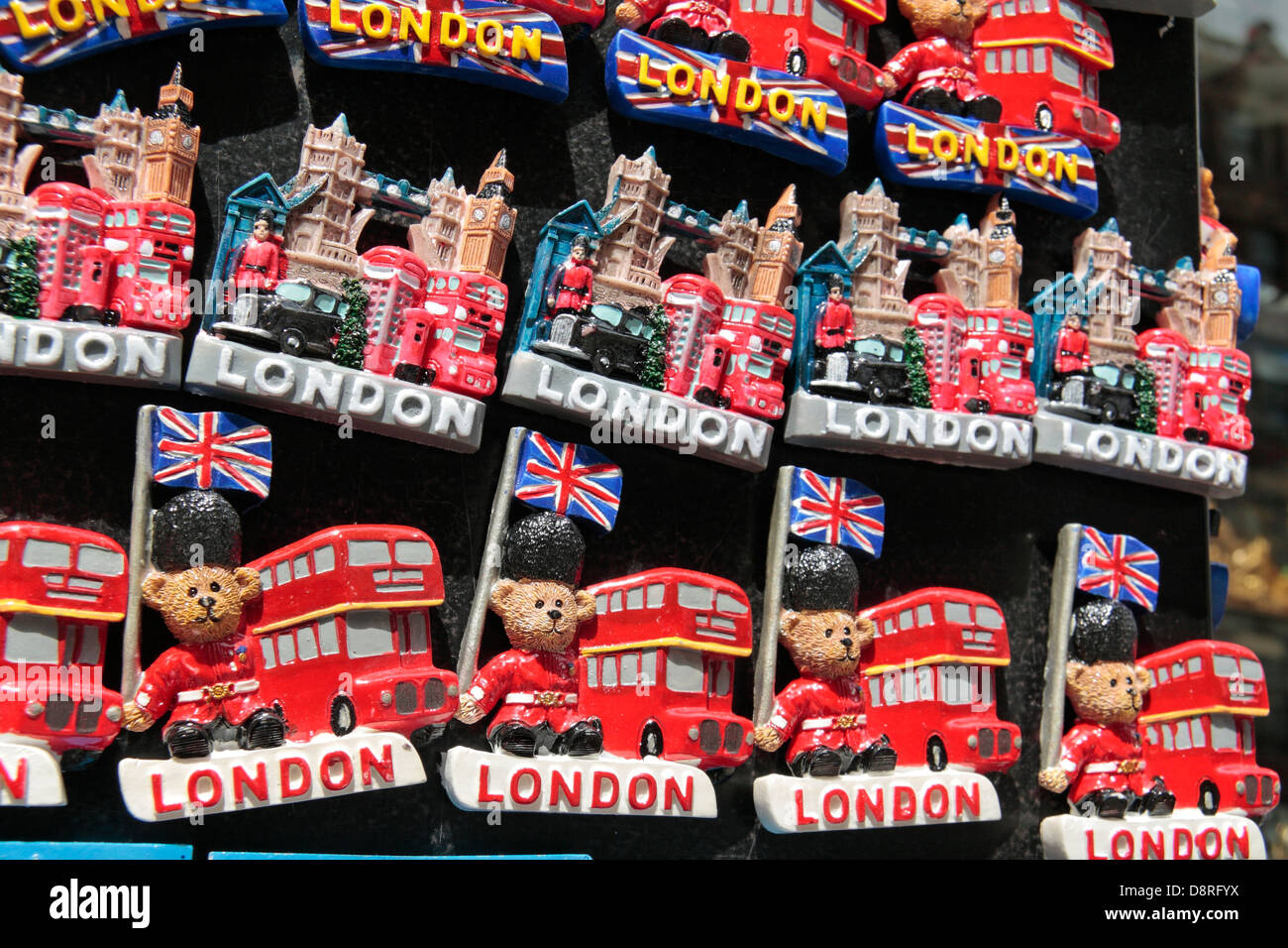 Sur le thème de Londres des aimants de réfrigérateur à vendre dans un magasin à Knightsbridge, Londres UK. Banque D'Images