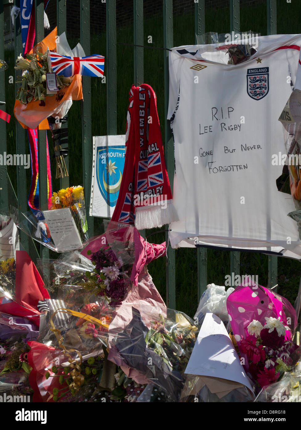 Tributs floraux pour le batteur Lee Rigby, tués en dehors des casernes de Woolwich, à Londres le 22 mai Banque D'Images