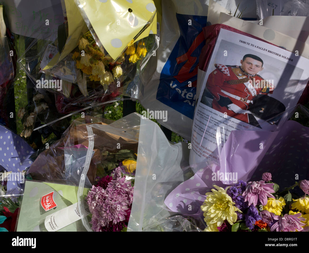 Tributs floraux pour le batteur Lee Rigby, tués en dehors des casernes de Woolwich, à Londres le 22 mai Banque D'Images