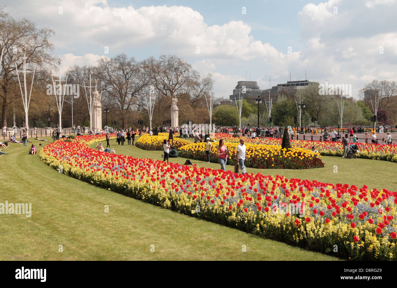 Belle floraison de fleurs de printemps dans les jardins de la Reine devant le palais de Buckingham, London, UK. Banque D'Images