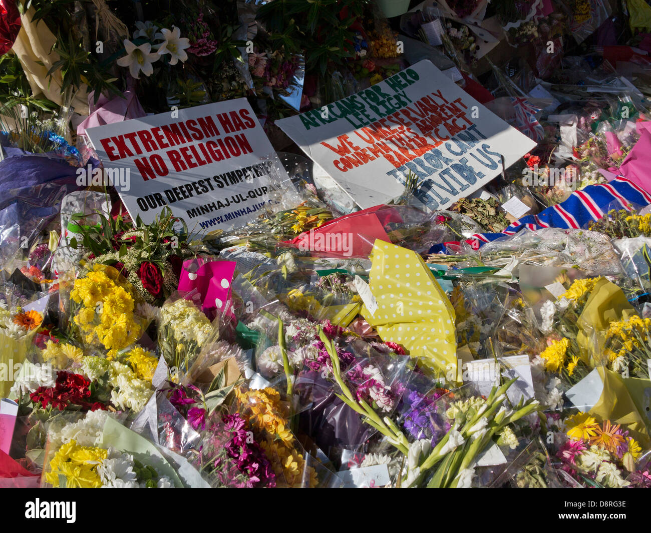 Tributs floraux pour le batteur Lee Rigby, tués en dehors des casernes de Woolwich, à Londres le 22 mai Banque D'Images
