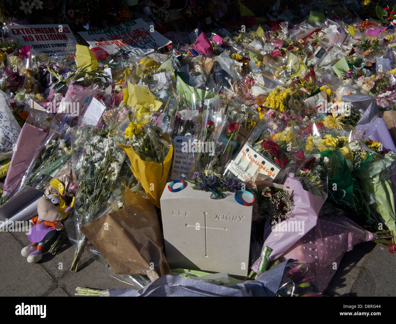 Tributs floraux pour le batteur Lee Rigby, tués en dehors des casernes de Woolwich, à Londres le 22 mai Banque D'Images