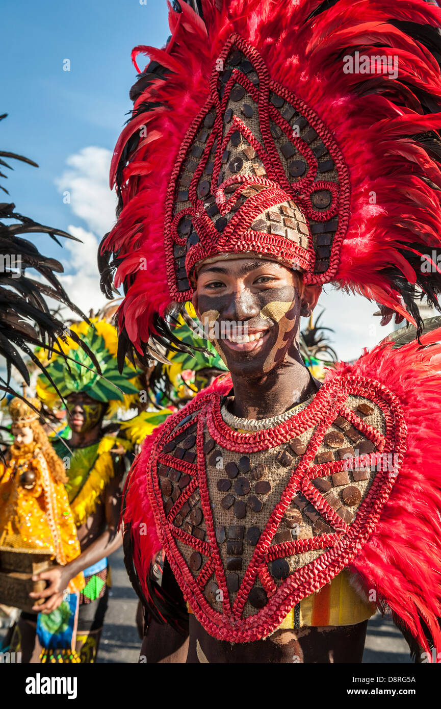 Les participants du concours de danse au cours de la célébration de Dinagyang en hommage à "La Santo Niño', Philippines Banque D'Images