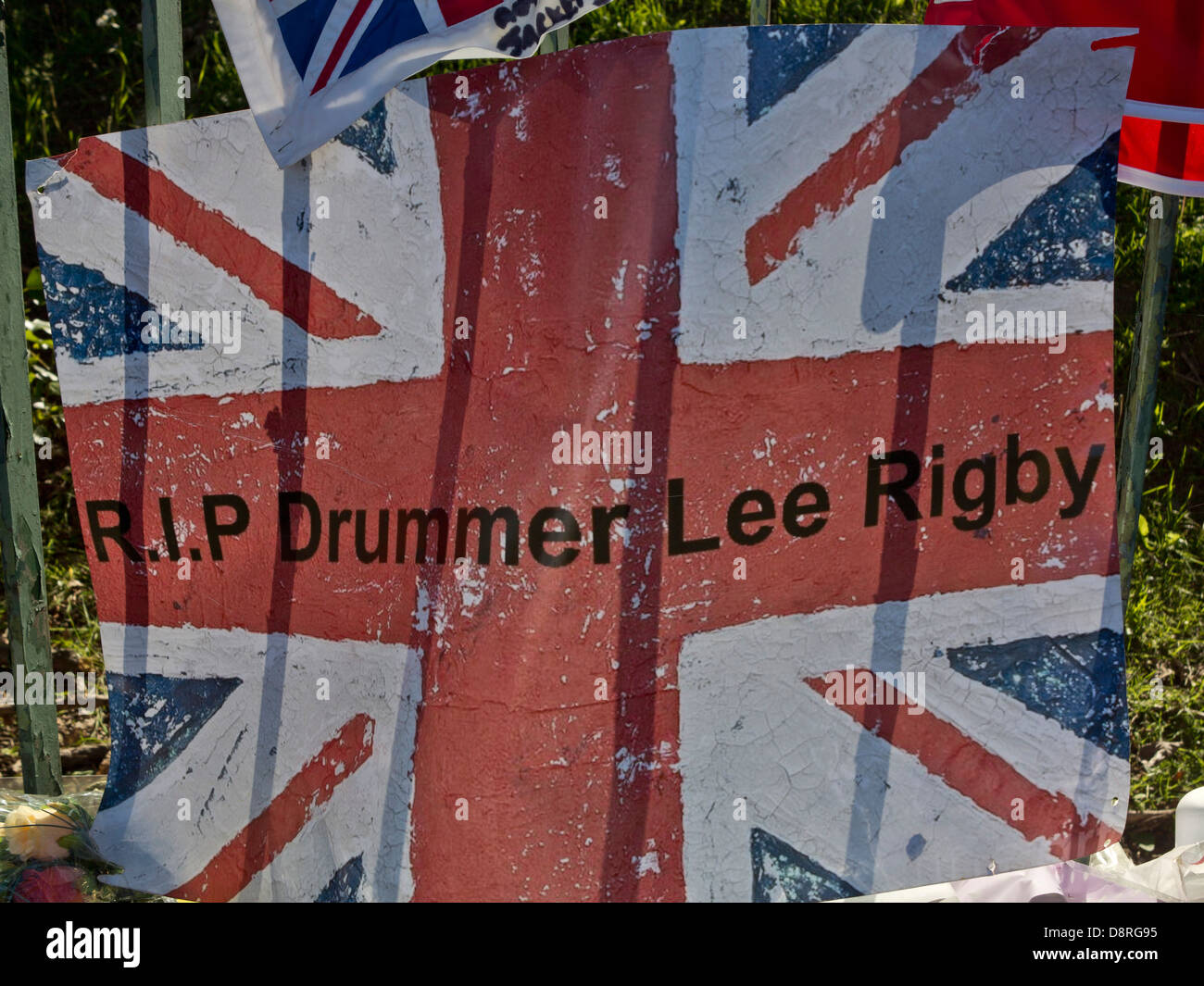 Union Jack flag et tributs floraux pour le batteur Lee Rigby, tués en dehors des casernes de Woolwich, à Londres le 22 mai Banque D'Images