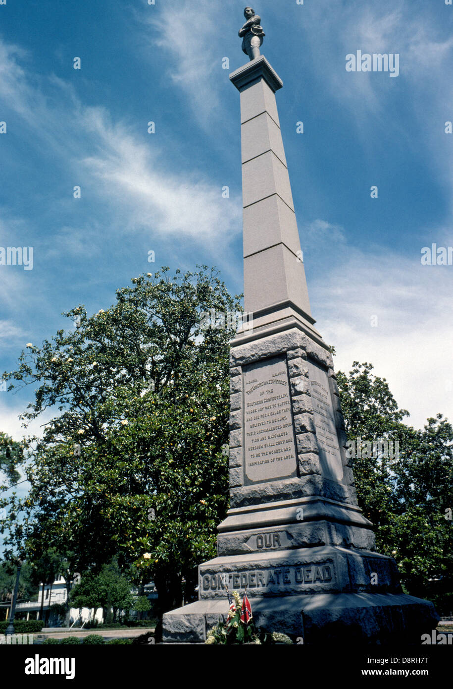 Les soldats confédérés ont été honorés par un monument en granit érigé en 1891 à Lee Square, un parc commémoratif de la guerre de Sécession dans le centre-ville de Pensacola, en Floride, aux États-Unis. Banque D'Images