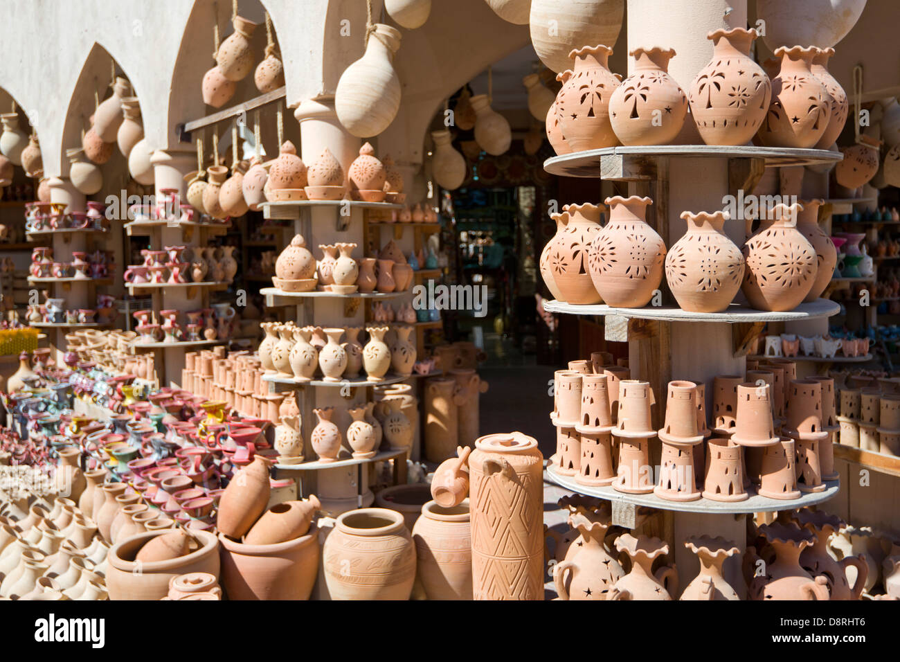 Pots pour vente au Souk de Nizwa Banque D'Images