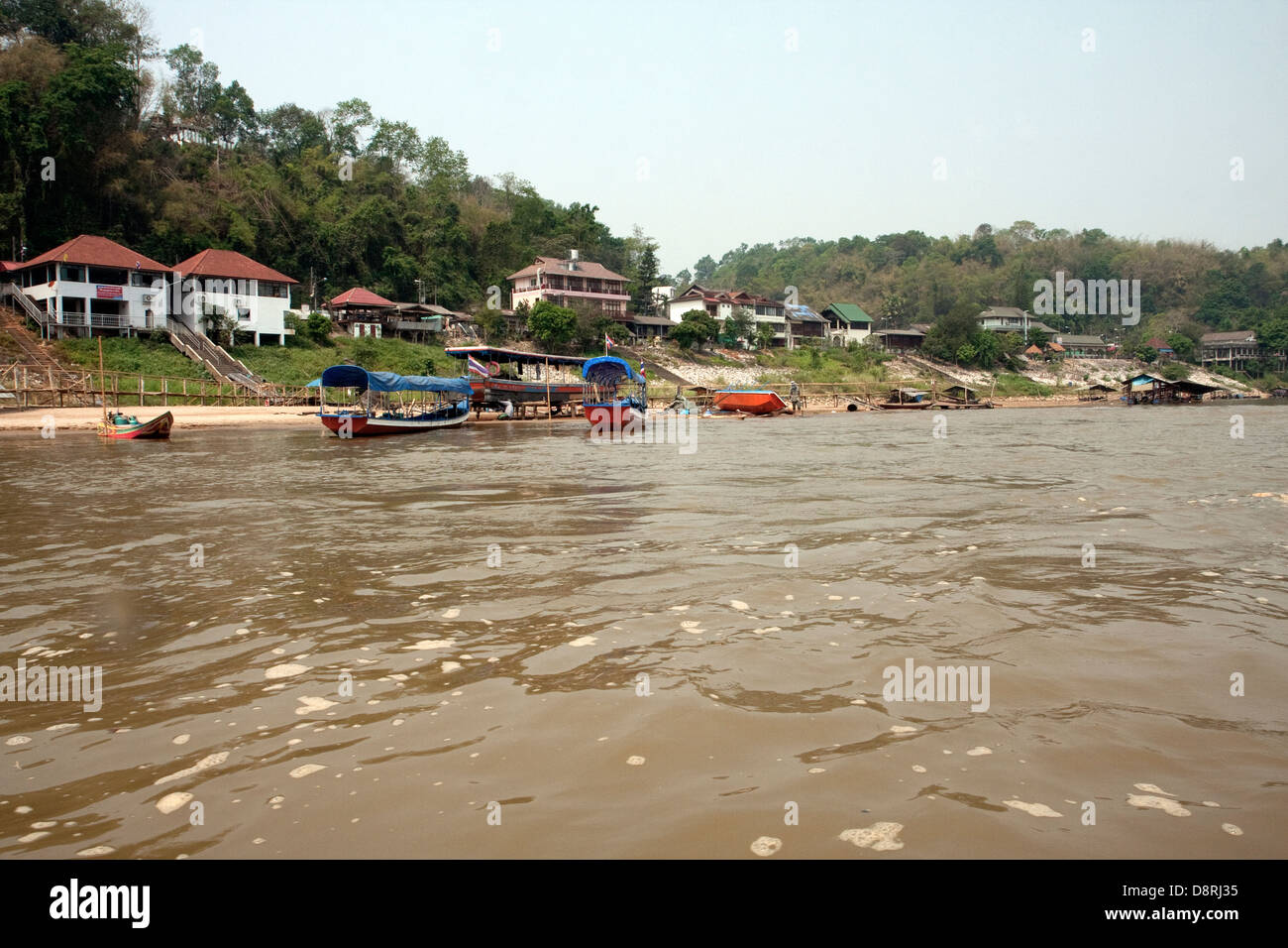 Vue depuis un bateau "long tail" de maisons et bateaux, Mékong, Thaïlande Banque D'Images