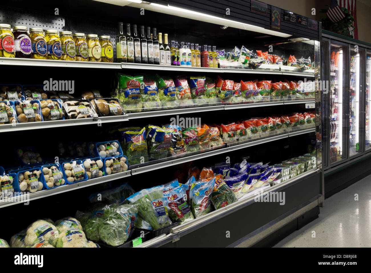 Ingrédients pour salade dans un refroidisseur commercial dans une entreprise familiale d'épicerie. Banque D'Images