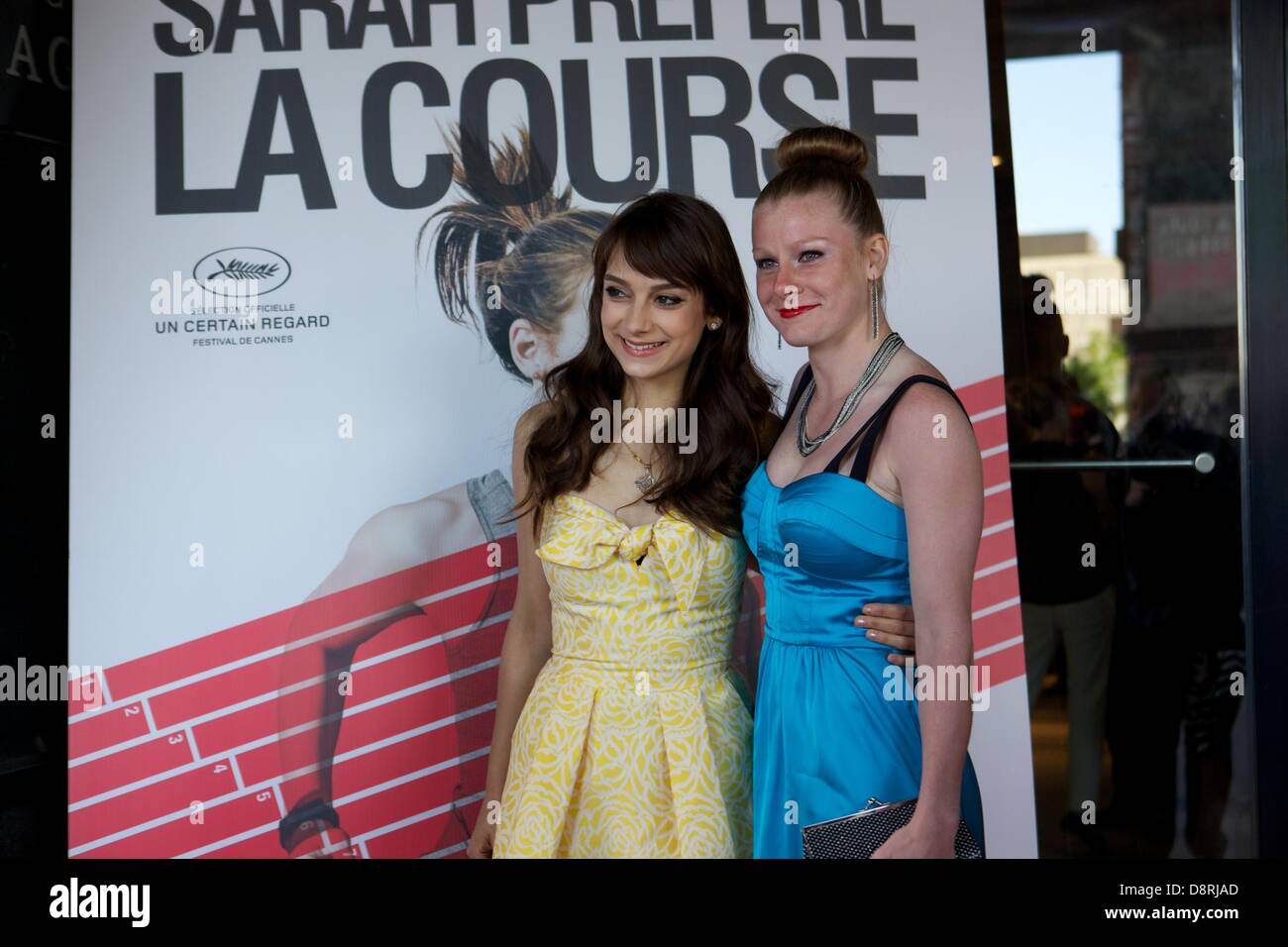 Montréal, Canada. 3 juin 2013. Comédienne Sophie Desmarais (L) et Nadia Rochefort (R) lors de la première tapis rouge du film 'Sarah préfere la course" au cinéma Impérial, à Montréal, Canada, le lundi 3 juin 2013. Nadia Rochefort est un athlète français qui a contribué à former les acteurs de la course. Credit : David-Olivier Gascon/Alamy Live News Banque D'Images