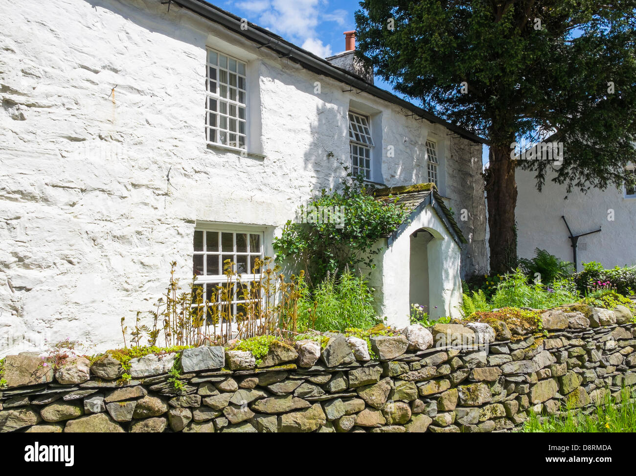 Cottage blanc à Stonethwaite dans le Lake District Banque D'Images