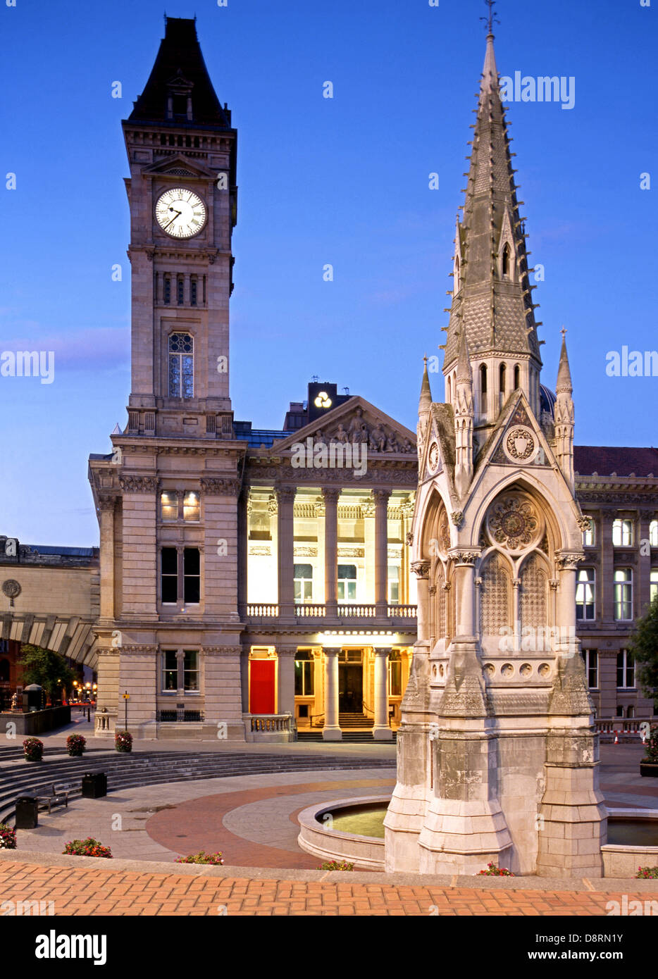 Musée et galerie d'art avec le mémorial de Chamberlain et la fontaine en premier plan, place Chamberlain, Birmingham, Angleterre. Banque D'Images