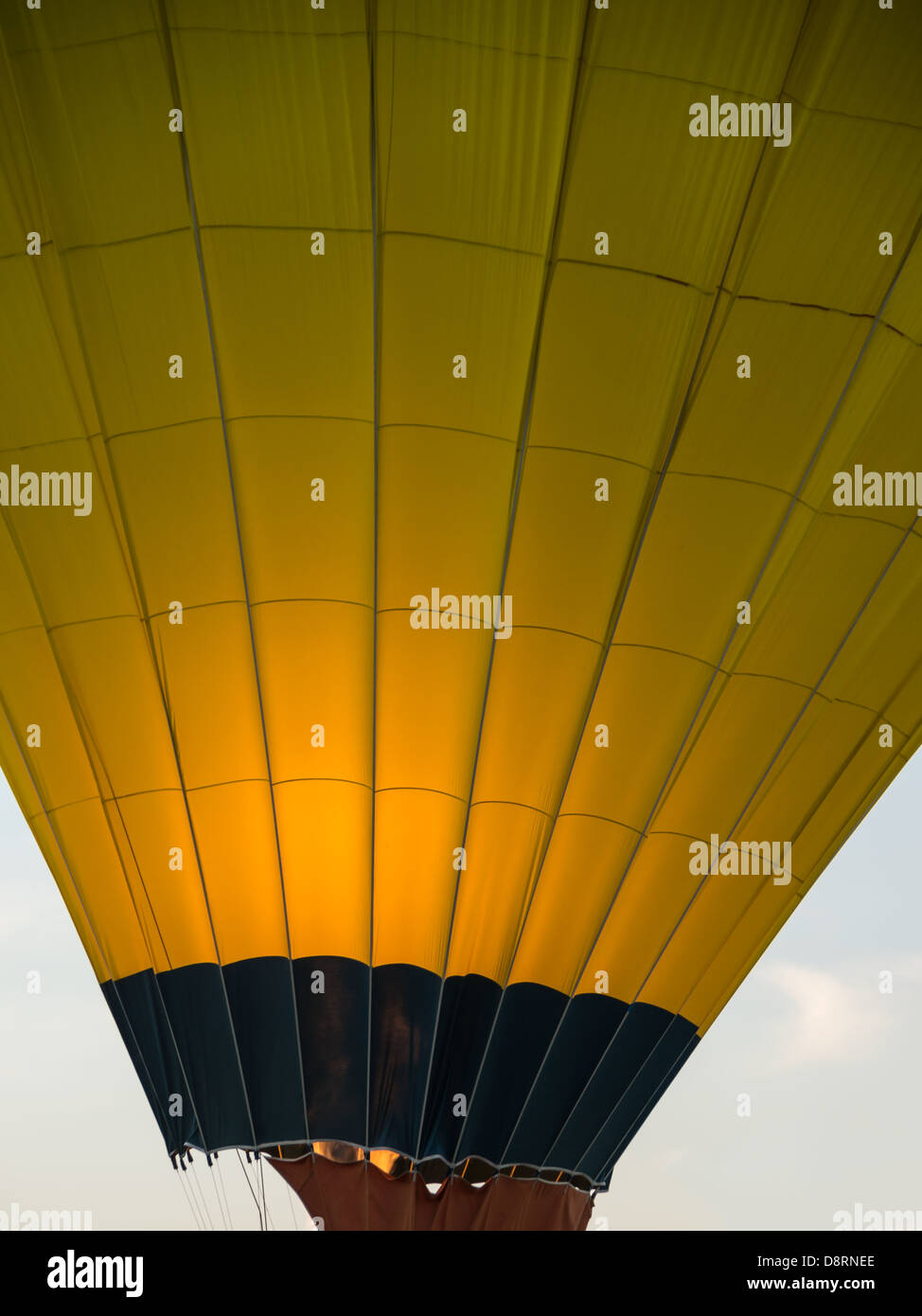 Flammes alimentés au propane à l'intérieur lumineux hot air balloon Banque D'Images