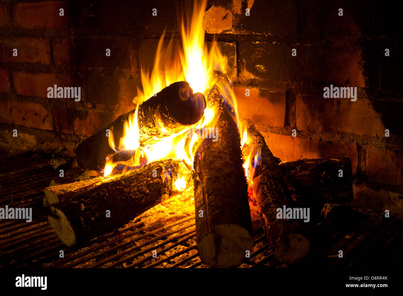 Feu de cheminee dans la cheminee Banque de photographies et d’images à ...