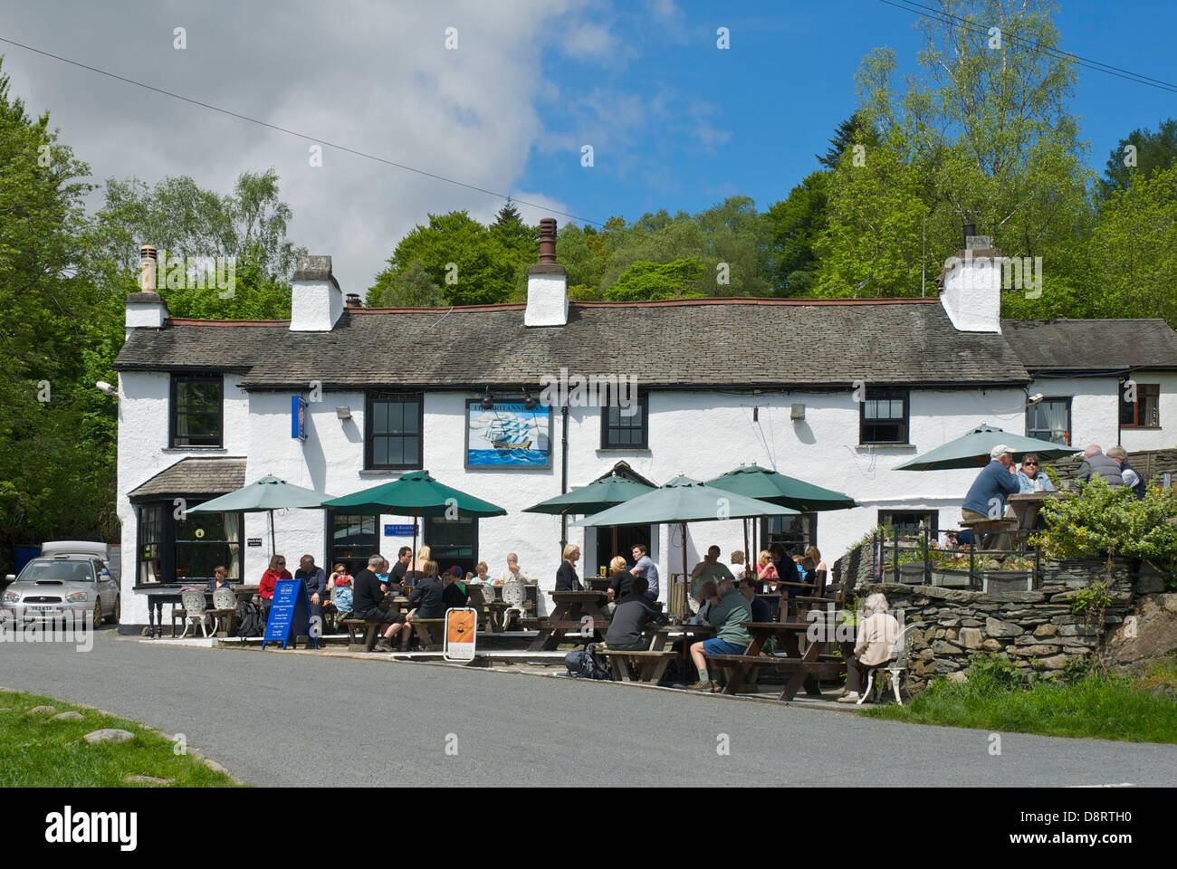 En dehors de la buveurs Britannia Inn, Lake Road, village Langdale, Parc National de Lake District, Cumbria, Angleterre, Royaume-Uni Banque D'Images