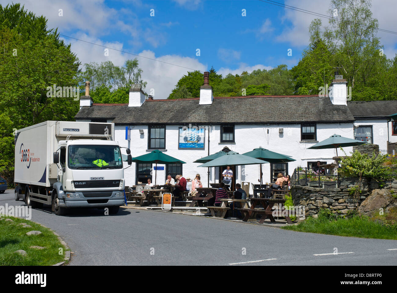 Livraison de nourriture à l'extérieur du van Britannia Inn, Lake Road, village Langdale, Parc National de Lake District, Cumbria, Angleterre, Royaume-Uni Banque D'Images