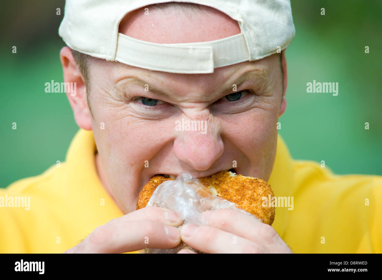 Man biting donut Banque D'Images