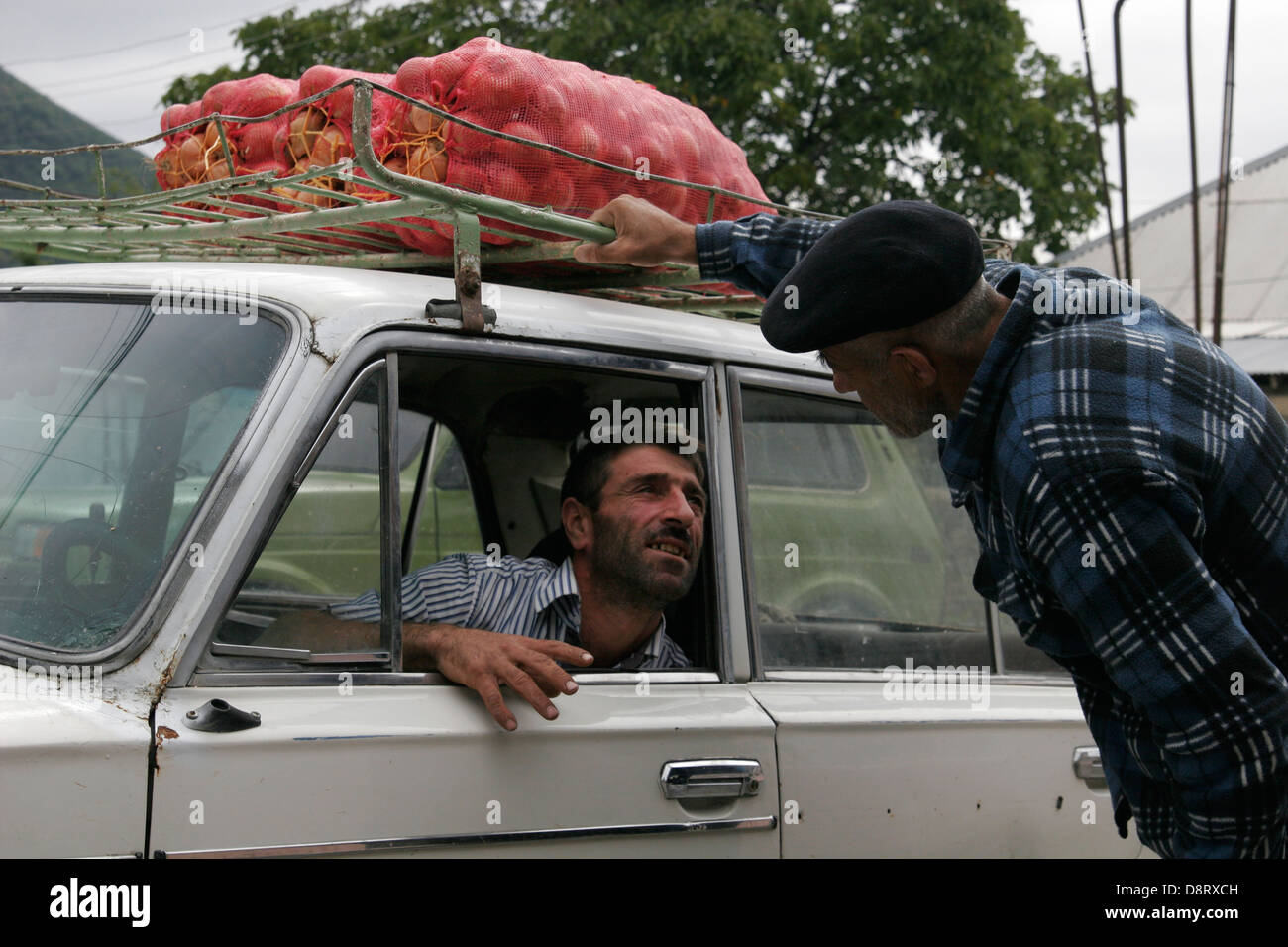 L'homme assis azéri la voiture Lada russe transportant un sac de pomme de  terre sur le toit, Azerbaïdjan, Caucase Photo Stock - Alamy